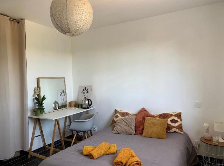 Charmante Chambre Dans Une Maison De Campagne Saint-Etienne-de-Fontbellon Luaran gambar